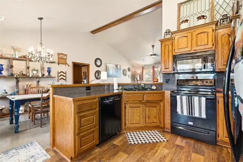 Kitchen - 5048 Fairview Rd, Davis, OK 73030 photo 2 of 2