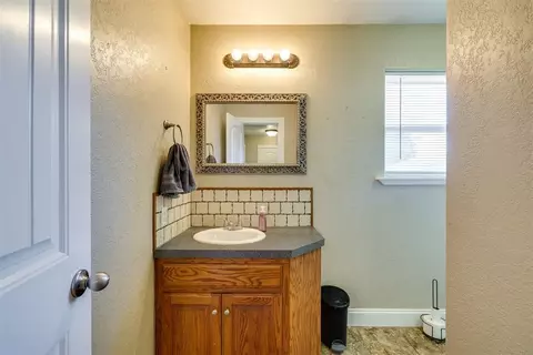 Bath - 216 SW 4th St, Checotah, OK 74426 photo 7 of 8