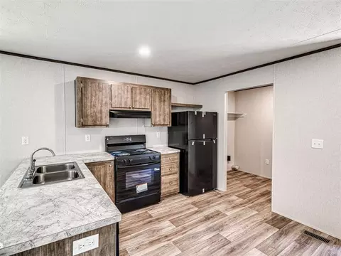 Kitchen - 333073 E 1000 Rd, Harrah, OK 73045 photo 2 of 5