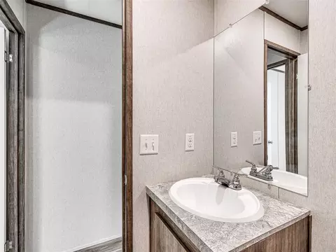Bath - 333073 E 1000 Rd, Harrah, OK 73045 photo 6 of 6
