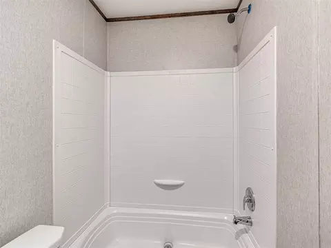 Bath - 333073 E 1000 Rd, Harrah, OK 73045 photo 5 of 6