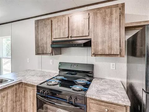 Kitchen - 333073 E 1000 Rd, Harrah, OK 73045 photo 3 of 5