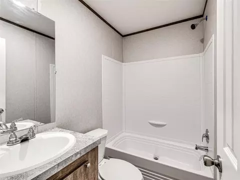 Bath - 333073 E 1000 Rd, Harrah, OK 73045 photo 4 of 6
