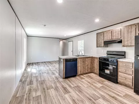 Kitchen - 333073 E 1000 Rd, Harrah, OK 73045 photo 5 of 5