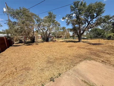 Exterior - 1329 E Spruce St, Altus, OK 73521 photo 3 of 3