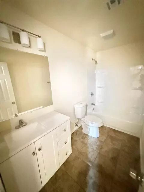 Bath - 1329 E Spruce St, Altus, OK 73521 photo 1 of 2