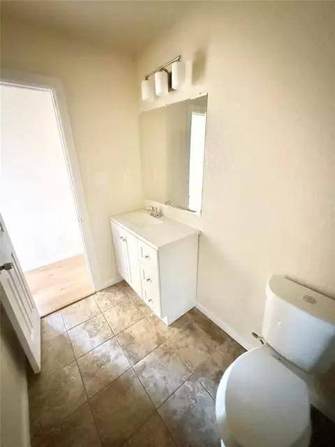 Bath - 1329 E Spruce St, Altus, OK 73521 photo 2 of 2