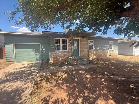 Exterior - 1329 E Spruce St, Altus, OK 73521 photo 2 of 3