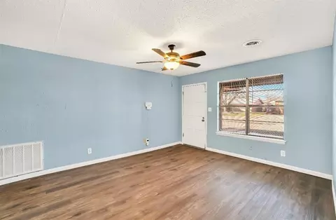 Living - 932 Hazel St, Altus, OK 73521 photo 1 of 8