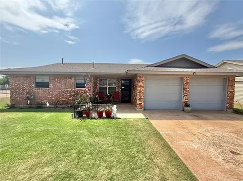 Exterior - 932 Hazel St, Altus, OK 73521 photo 1 of 5