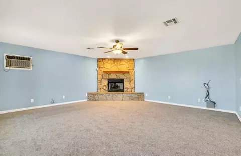Living - 932 Hazel St, Altus, OK 73521 photo 7 of 8