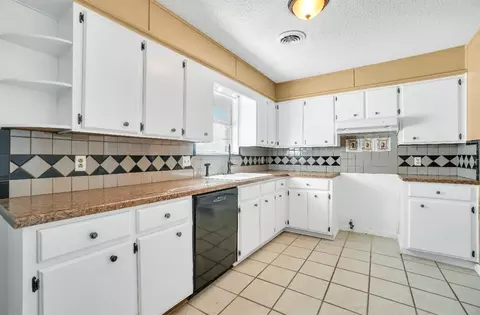 Kitchen - 932 Hazel St, Altus, OK 73521 photo 1 of 2