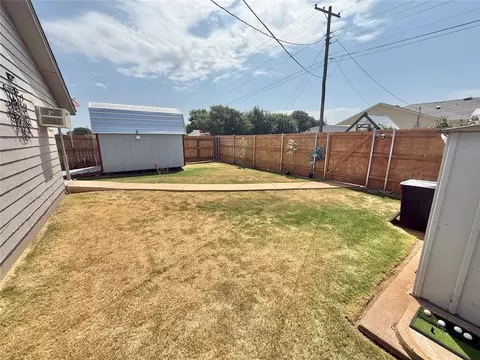 Exterior - 932 Hazel St, Altus, OK 73521 photo 4 of 5