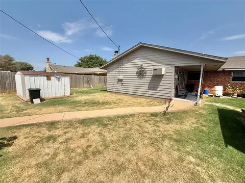 Exterior - 932 Hazel St, Altus, OK 73521 photo 3 of 5