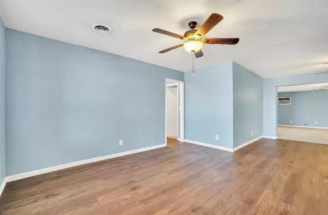 Living - 932 Hazel St, Altus, OK 73521 photo 5 of 8
