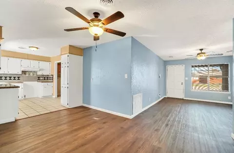 Living - 932 Hazel St, Altus, OK 73521 photo 3 of 8