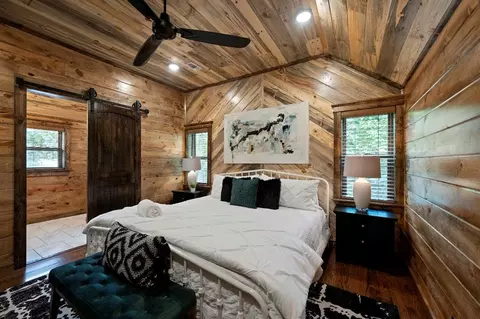 Bedroom - 123 King Pine Ln, Broken Bow, OK 74728 photo 8 of 9