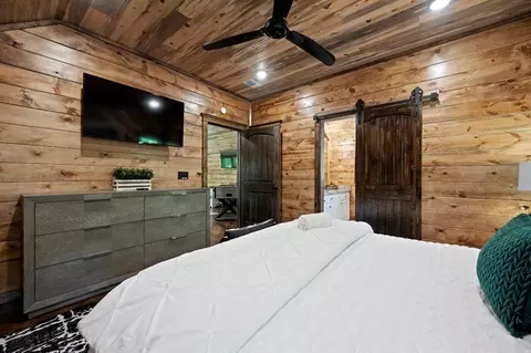 Bedroom - 123 King Pine Ln, Broken Bow, OK 74728 photo 3 of 9