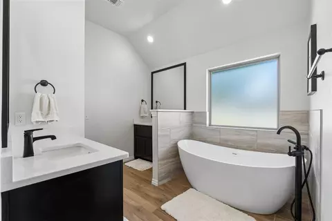 Bath - 3405 Broadmoore Dr, Moore, OK 73160 photo 2 of 5