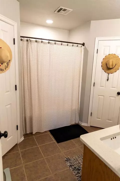 Bath - 4412 Applegate Dr, Moore, OK 73160 photo 3 of 3