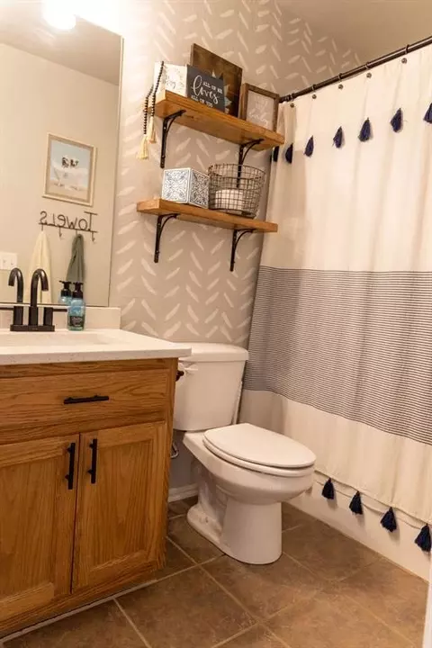 Bath - 4412 Applegate Dr, Moore, OK 73160 photo 1 of 3