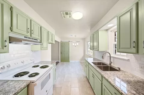 Kitchen - 1223 E Vilas Ave, Guthrie, OK 73044 photo 2 of 8