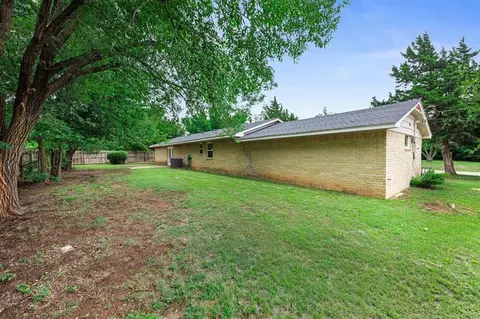 Exterior - 1223 E Vilas Ave, Guthrie, OK 73044 photo 6 of 8