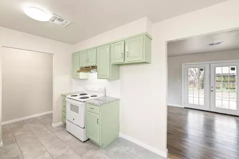 Kitchen - 1223 E Vilas Ave, Guthrie, OK 73044 photo 5 of 8