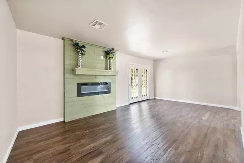 Living - 1223 E Vilas Ave, Guthrie, OK 73044 photo 2 of 8