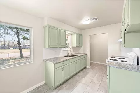 Kitchen - 1223 E Vilas Ave, Guthrie, OK 73044 photo 4 of 8