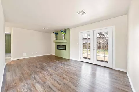 Living - 1223 E Vilas Ave, Guthrie, OK 73044 photo 3 of 8