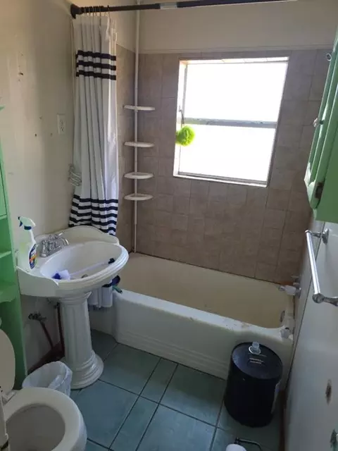 Bath - 215 E Spruce Ave, Duncan, OK 73533 photo 2 of 2