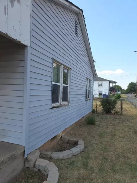 Exterior - 215 E Spruce Ave, Duncan, OK 73533 photo 2 of 5