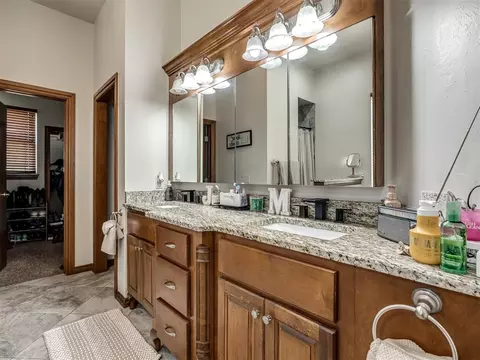 Bath - 329678 E 1000 Rd, Harrah, OK 73045 photo 2 of 5
