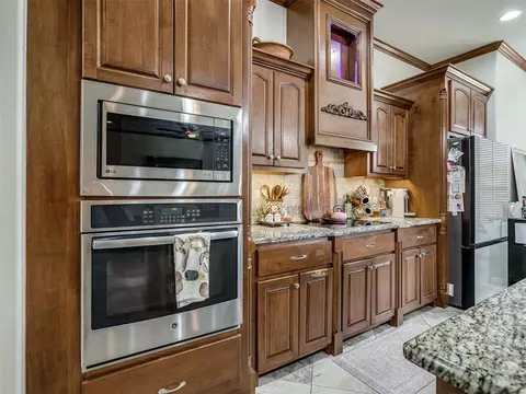 Kitchen - 329678 E 1000 Rd, Harrah, OK 73045 photo 4 of 8