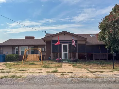 420 W 8th St, Cordell, OK 73632