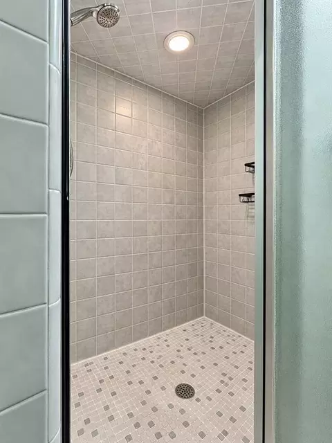 Bath - 420 Crest Pl, Norman, OK 73071 photo 3 of 5