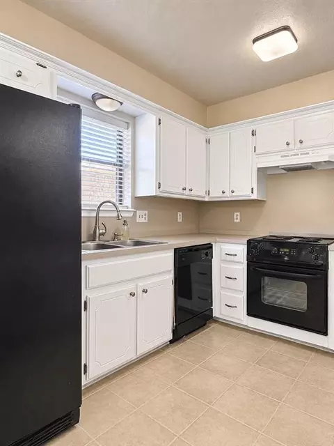 Kitchen - 420 Crest Pl, Norman, OK 73071 photo 2 of 3