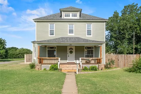 Exterior - 301 N Wikoff Ave, Watonga, OK 73772 photo 1 of 16