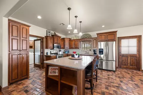 Kitchen - 7450 E Triplett Rd, Guthrie, OK 73044 photo 6 of 7