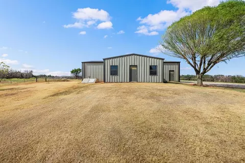 Exterior - 7450 E Triplett Rd, Guthrie, OK 73044 photo 6 of 9