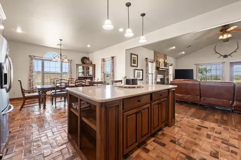 Kitchen - 7450 E Triplett Rd, Guthrie, OK 73044 photo 4 of 7