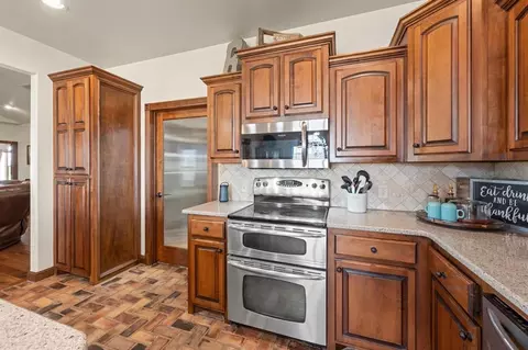 Kitchen - 7450 E Triplett Rd, Guthrie, OK 73044 photo 5 of 7