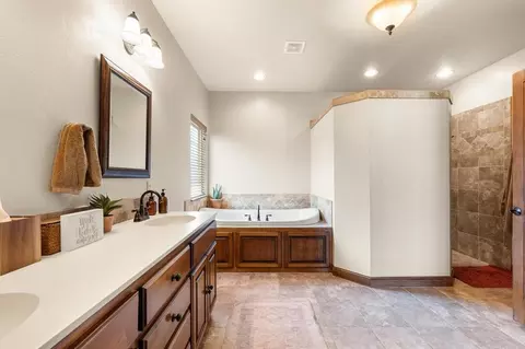 Bath - 7450 E Triplett Rd, Guthrie, OK 73044 photo 1 of 3