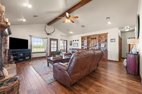 Living - 7450 E Triplett Rd, Guthrie, OK 73044 photo 2 of 3