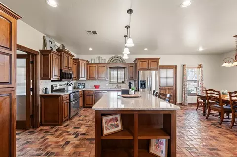 Kitchen - 7450 E Triplett Rd, Guthrie, OK 73044 photo 3 of 7