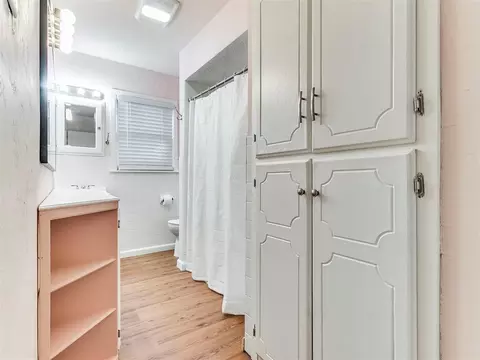 Bath - 910 N Creston Way, Norman, OK 73071 photo 1 of 3