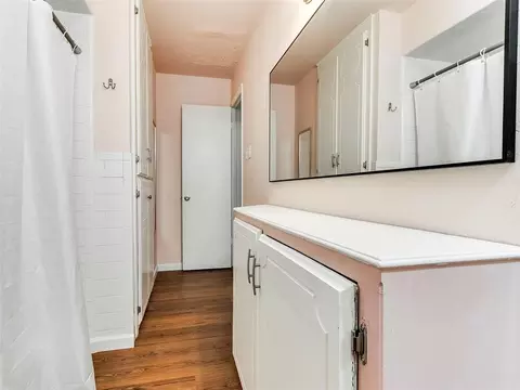 Bath - 910 N Creston Way, Norman, OK 73071 photo 3 of 3