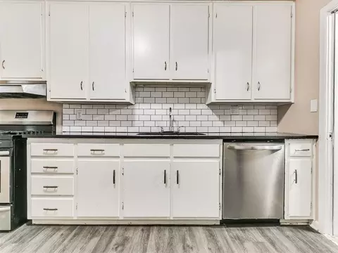 Kitchen - 910 N Creston Way, Norman, OK 73071 photo 3 of 5