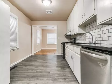 Kitchen - 910 N Creston Way, Norman, OK 73071 photo 5 of 5